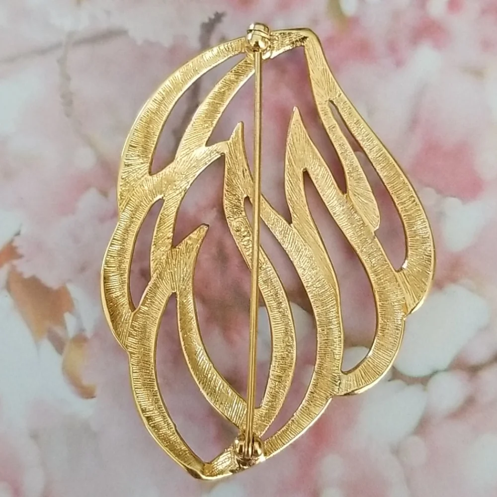 Vintage Signed MONET Goldtone Leaf Design Brooch Pin